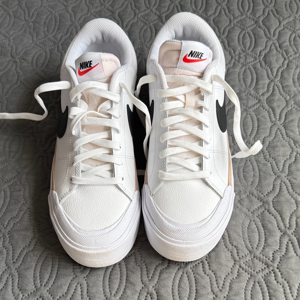 Nike White and Black Low-Top Sneakers - Picture 6 of 6